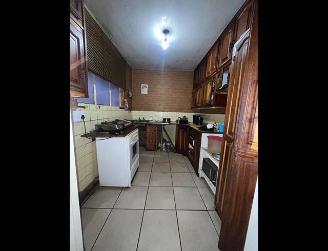 4 BEDROOM APARTMENT FOR SALE IN HILLBROW